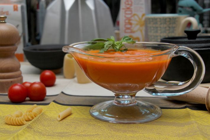 SALSA DE TOMATE EN SALSERA DE CRISTAL